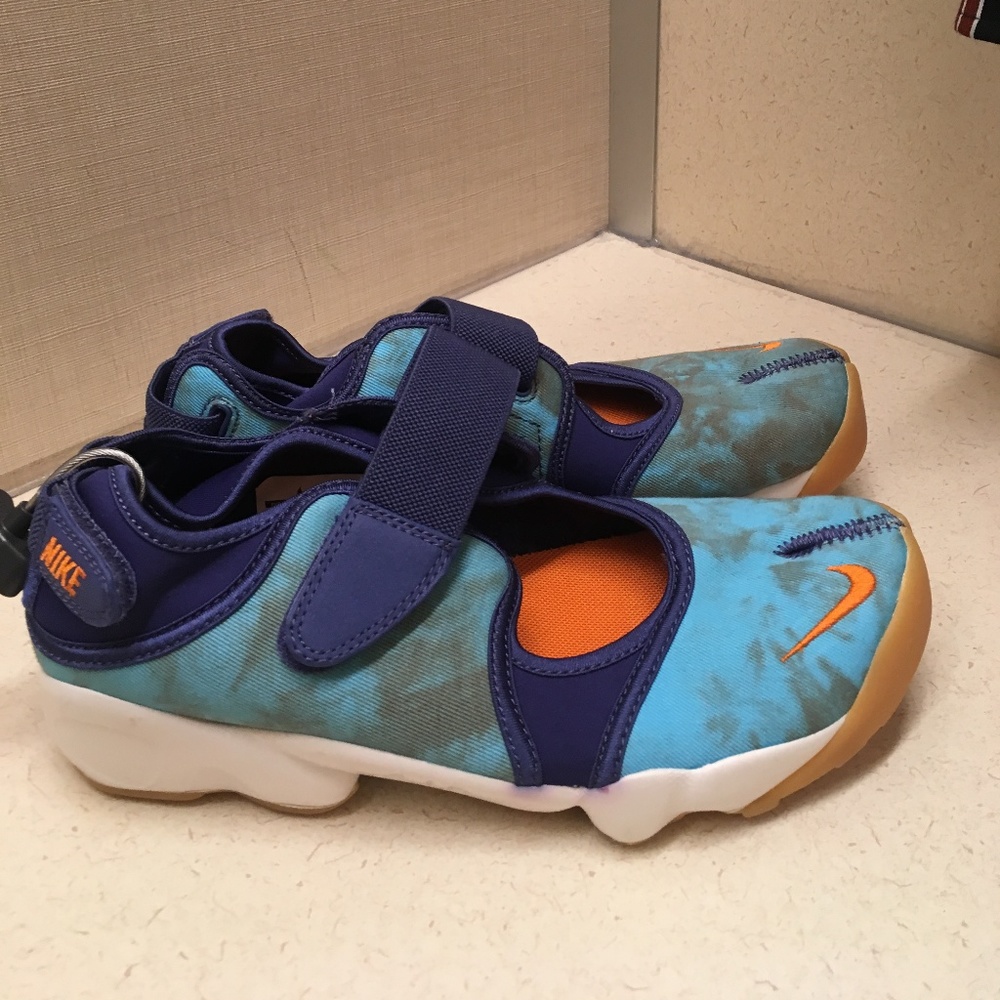 NIKE AIR RIFT  TRAINERS Size: 8  BRAND NEW